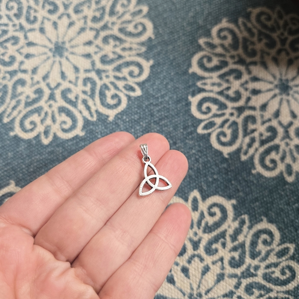 New Dainty Silver Celtic Knot Pendant